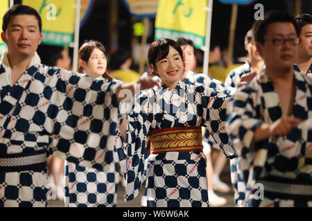 Fukushima, Japan. 2 Aug, 2019. Tanzen die Menschen während der Parade von Fukushima Waraji (Stroh Sandalen) Festival in Fukushima, Japan, August 2, 2019. Die Fukushima Waraji Festival begann im Jahre 1970 und trat damit sein 50-jähriges Jubiläum in diesem Sommer. Dieses Ereignis ist ein Ritual von Einheimischen gehalten für die gute Gesundheit der Bürgerinnen und Bürger und des Wohlstands für das Business zu beten. Credit: Du Xiaoyi/Xinhua/Alamy leben Nachrichten Stockfoto