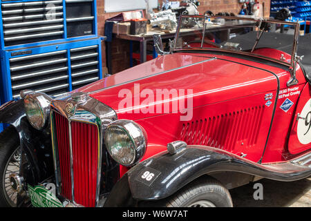 1939 MG TB Auto in einer Werkstatt, in Bicester Heritage Center super Jagtfall. Bicester, Oxfordshire, England Stockfoto