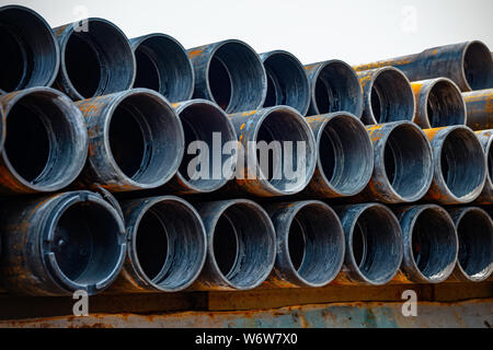 Hohe Qualität aus verzinktem Stahl oder Aluminium und Chrom Edelstahl Rohre im Stapel warten auf Sendung im Lager. Stockfoto