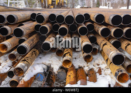 Offshore Industrie bei der Produktion von Öl und Gas Erdöl Pipeline. Downhole-daten Bohranlage. Verlegung der Rohrleitung auf dem Deck. Blick auf die Shell der Bohrgestänge festgelegt Stockfoto