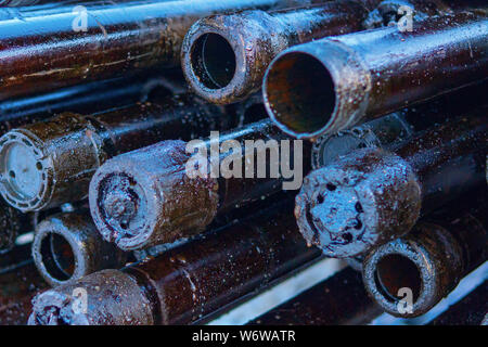 Pfeife metall Textur. Drillpipe auf Bohrinsel Rohr Deck. Rusty Bohrgestänge wurden in den gut Abschnitt gebohrt Stockfoto