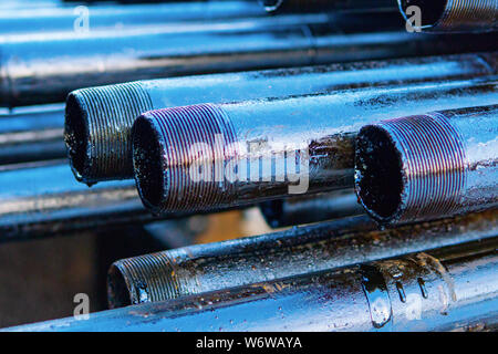 Pfeife metall Textur. Drillpipe auf Bohrinsel Rohr Deck. Rusty Bohrgestänge wurden in den gut Abschnitt gebohrt Stockfoto