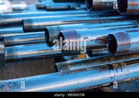 Pfeife metall Textur. Drillpipe auf Bohrinsel Rohr Deck. Rusty Bohrgestänge wurden in den gut Abschnitt gebohrt Stockfoto