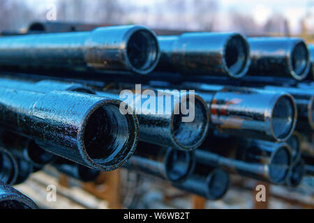 Pfeife metall Textur. Drillpipe auf Bohrinsel Rohr Deck. Rusty Bohrgestänge wurden in den gut Abschnitt gebohrt Stockfoto