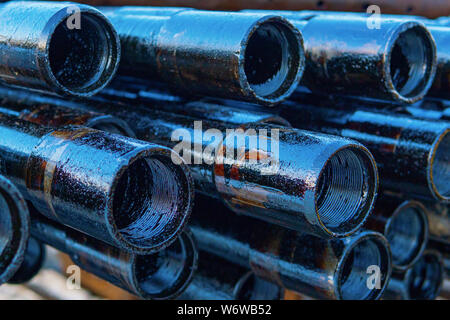 Pfeife metall Textur. Drillpipe auf Bohrinsel Rohr Deck. Rusty Bohrgestänge wurden in den gut Abschnitt gebohrt Stockfoto