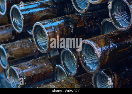 Pfeife metall Textur. Drillpipe auf Bohrinsel Rohr Deck. Rusty Bohrgestänge wurden in den gut Abschnitt gebohrt Stockfoto