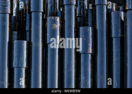 Pfeife metall Textur. Drillpipe auf Bohrinsel Rohr Deck. Rusty Bohrgestänge wurden in den gut Abschnitt gebohrt Stockfoto