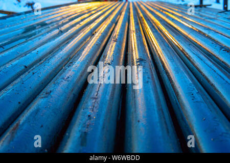 Pfeife metall Textur. Drillpipe auf Bohrinsel Rohr Deck. Rusty Bohrgestänge wurden in den gut Abschnitt gebohrt Stockfoto