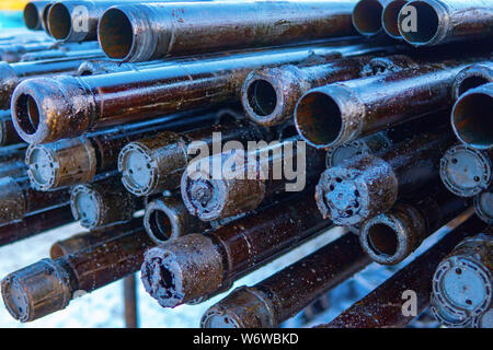 Pfeife metall Textur. Drillpipe auf Bohrinsel Rohr Deck. Rusty Bohrgestänge wurden in den gut Abschnitt gebohrt Stockfoto