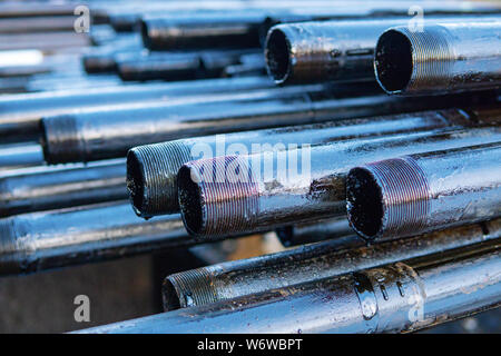 Pfeife metall Textur. Drillpipe auf Bohrinsel Rohr Deck. Rusty Bohrgestänge wurden in den gut Abschnitt gebohrt Stockfoto