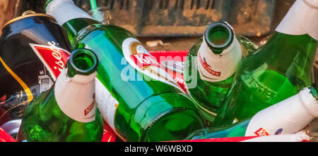 Recycelbarer Abfall aus Glas- und Plastikflaschen in Mülltonnen in Goa Beach Indien. Schnapsflaschen Bier Stockfoto