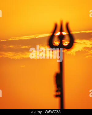 Grußkarte Hintergrund mit trishula für Maha Shivratri, ein Hindu Festival von Shiva Herrn gefeiert. Trident von Lord Shiva in Goa, Indien Stockfoto