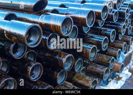 Pfeife metall Textur. Drillpipe auf Bohrinsel Rohr Deck. Rusty Bohrgestänge wurden in den gut Abschnitt gebohrt Stockfoto