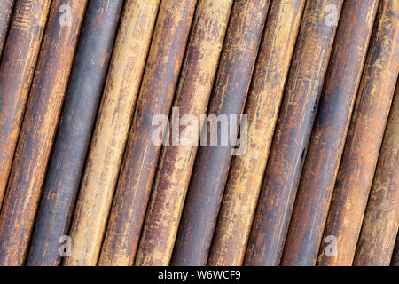 Rusty Grunge Rohre horizontale Hintergrund. Orange rost Rost auf Stahl metall Fabrik industrielle Muster. Grobe Textur braun parallel schließen Stapeln Stockfoto