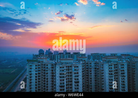 Früher Sonnenaufgang in der Stadt asien. Hochhaus Noida India Stockfoto