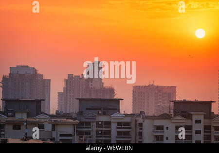 Früher Sonnenaufgang in der Stadt asien. Hochhaus Noida India Stockfoto