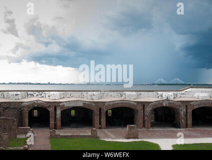 Blick von Fort Sumter, wie die Stadt Charleston in Gewitterwolken bedeckt. Stockfoto