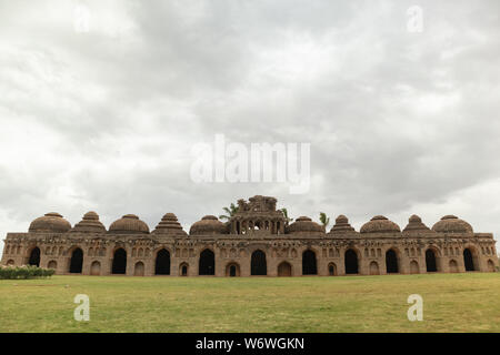 Ruinen der Elefanten stabil im Inneren Zanana Einhausung in Hampi aus dem 14. Jahrhundert Vijayanagara reich an Hampi, Karnataka, Indien Stockfoto