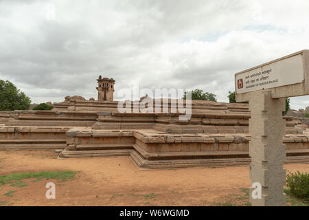 Hampi, Indien Juli 9, 2019: Blick auf das Untergeschoss des Queen's Palace und dem Norden wachtturm an Hampi, Karnataka, Indien Stockfoto