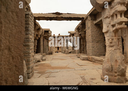 Die innere Sicht der zerstörten Innenräume und Decken der Vittala oder Vitthala Tempel in Hampi, Karnataka, Indien Stockfoto