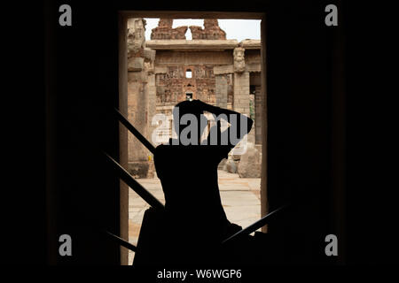 Hampi, Indien Juli 9, 2019: Fotograf einfangen, das Foto von ruiniert Vittala Tempel in Hampi, Karnataka, Indien Stockfoto