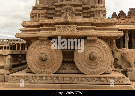 Stein Wagen im Hof des Vittala Tempel in Hampi, Karnataka, Indien. Stockfoto