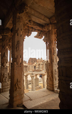 Der innere Blick auf Ineriors und Decken der Vittala oder Vitthala Tempel in Hampi, Karnataka, Indien Stockfoto