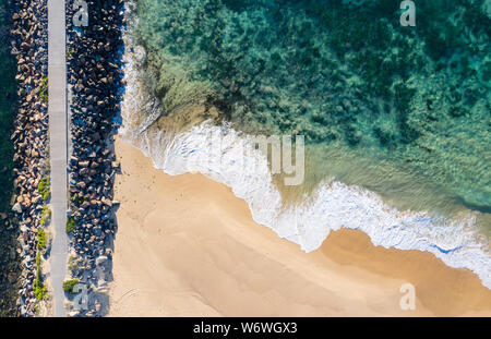 Luftaufnahme von nobbys Beach - Newcastle NSW Australien anzeigen breakwall und kristallklarem Wasser mit Wellen auf den Sand zu brechen. Stockfoto