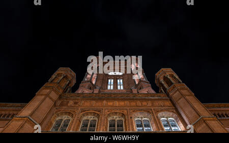 Berlin, Deutschland. 28. Juli 2019. Der Turm des Roten Rathauses steigt in den Abendhimmel. Credit: Paul Zinken/dpa/Alamy leben Nachrichten Stockfoto