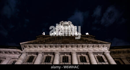 Berlin, Deutschland. 28. Juli 2019. Der Turm der alten Stadthaus steigt in den Abendhimmel. Credit: Paul Zinken/dpa/Alamy leben Nachrichten Stockfoto