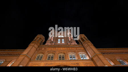 Berlin, Deutschland. 28. Juli 2019. Der Turm des Roten Rathauses steigt in den Abendhimmel. Credit: Paul Zinken/dpa/Alamy leben Nachrichten Stockfoto