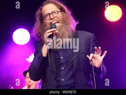 Cambridge, Großbritannien. 02 Aug, 2019. Canadian folk Sänger Ben Caplan von Halifax, Nova Scotia. führt am ersten Tag des Weltberühmten Cambridge Folk Festival bei Cherry Hinton Hall, Cambridge. Credit: SOPA Images Limited/Alamy leben Nachrichten Stockfoto