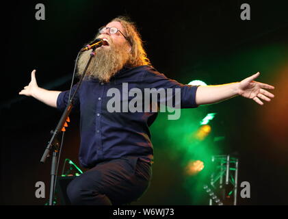 Cambridge, Großbritannien. 02 Aug, 2019. Canadian folk Sänger Ben Caplan von Halifax, Nova Scotia. führt am ersten Tag des Weltberühmten Cambridge Folk Festival bei Cherry Hinton Hall, Cambridge. Credit: SOPA Images Limited/Alamy leben Nachrichten Stockfoto