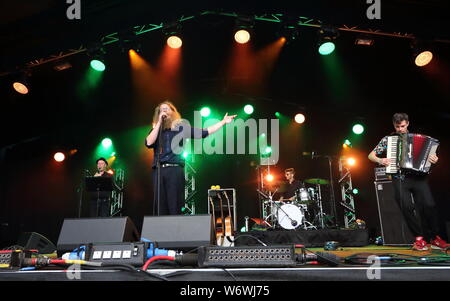 Cambridge, Großbritannien. 02 Aug, 2019. Canadian folk Sänger Ben Caplan von Halifax, Nova Scotia. führt am ersten Tag des Weltberühmten Cambridge Folk Festival bei Cherry Hinton Hall, Cambridge. Credit: SOPA Images Limited/Alamy leben Nachrichten Stockfoto