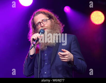 Cambridge, Großbritannien. 02 Aug, 2019. Canadian folk Sänger Ben Caplan von Halifax, Nova Scotia. führt am ersten Tag des Weltberühmten Cambridge Folk Festival bei Cherry Hinton Hall, Cambridge. Credit: SOPA Images Limited/Alamy leben Nachrichten Stockfoto