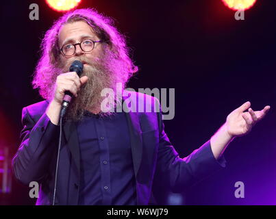 Cambridge, Großbritannien. 02 Aug, 2019. Canadian folk Sänger Ben Caplan von Halifax, Nova Scotia. führt am ersten Tag des Weltberühmten Cambridge Folk Festival bei Cherry Hinton Hall, Cambridge. Credit: SOPA Images Limited/Alamy leben Nachrichten Stockfoto