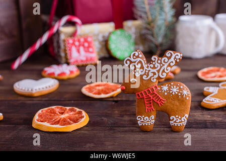 Weihnachten hausgemachte Lebkuchen Cookies auf Holztisch. Es kann als Hintergrund verwendet werden Stockfoto