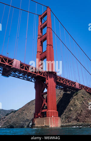 Die Golden Gate Bridge gesehen von unten und schaut in den Marin, Norden, Seite. Stockfoto