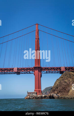 Die Golden Gate Bridge gesehen von unten und schaut in den Marin, Norden, Seite. Stockfoto