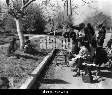 CHARLIE CHAPLIN und Paulette Goddard auf Position setzen candid Dreharbeiten MODERNE ZEITEN 1936 Regisseur/Produzent/Autor/Musik Charles Chaplin Stummfilm mit Soundeffekten Charles Chaplin Produktionen/United Artists Stockfoto