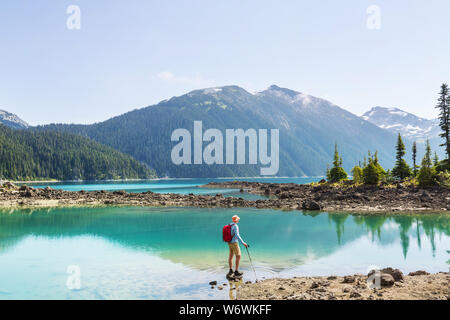 Wanderung zum türkisblauen Wasser der malerischen Garibaldi Lake in der Nähe von Whistler, BC, Kanada. Sehr beliebte Wanderung Ziel in British Columbia. Stockfoto