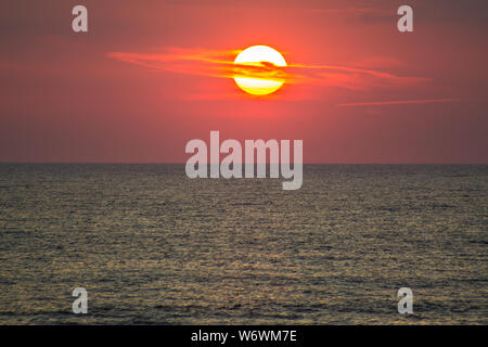 Die Sonne scheint in Wolken gehüllt zu sein. Stockfoto