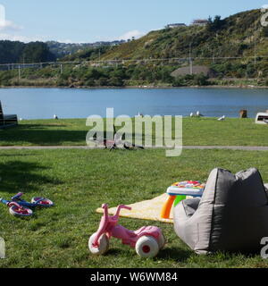 Abgebrochene Kunststoff Spielzeug auf dem Gras - Meer und Möwen im Hintergrund. Es gibt keine Personen, die Stockfoto