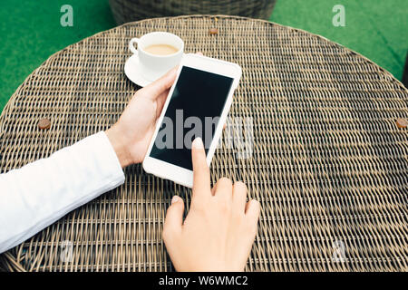 Frau Hand Phone schwarzer Bildschirm oben Blick auf Coffe Shop Stockfoto