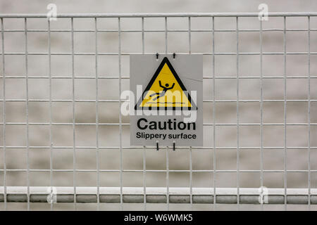 Vorsicht Rutschige Oberfläche Schild Stockfoto