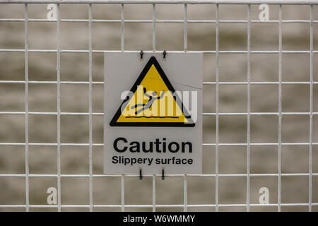 Vorsicht Rutschige Oberfläche Schild Stockfoto