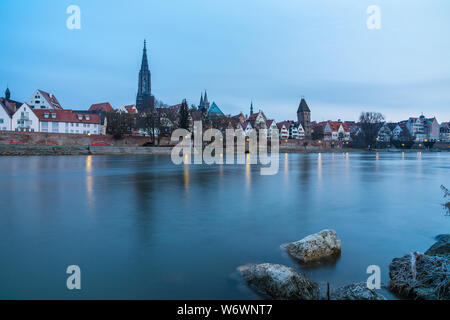 Deutschland, Kirchturm von Münster von Ulm in der Altstadt hinter dem Wasser Stockfoto