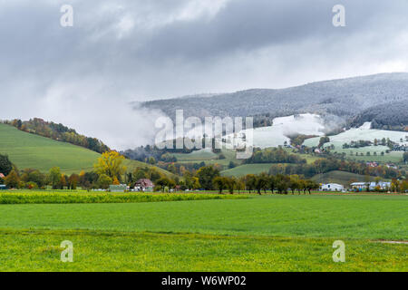 Deutschland, Schwarzwald Natur Landschaft teilweise schneebedeckt Stockfoto