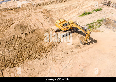 Antenne Blick von oben auf die gelben Minidumper tun Boden arbeitet auf der Baustelle Stockfoto