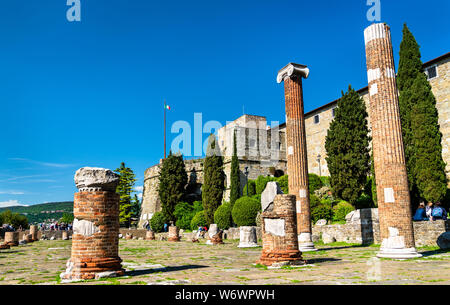 Forense römische Basilika und das Schloss San Giusto in Triest, Italien Stockfoto